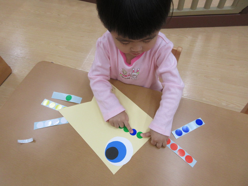 シールをぺたぺた！