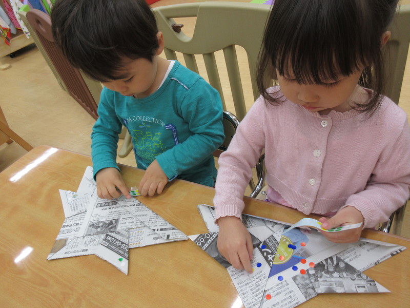 兜にシールをペタペタ♪