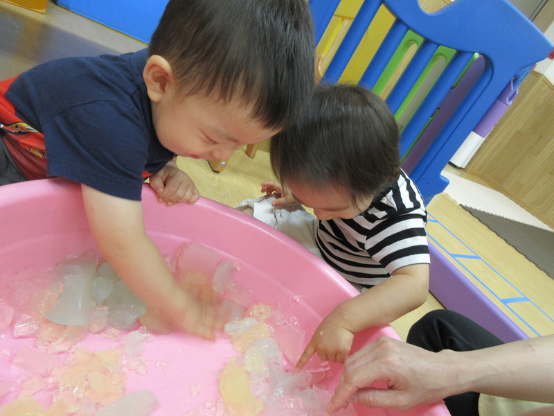 寒天遊び☆くずしたりつついてみたり、ひんやり楽しいね！