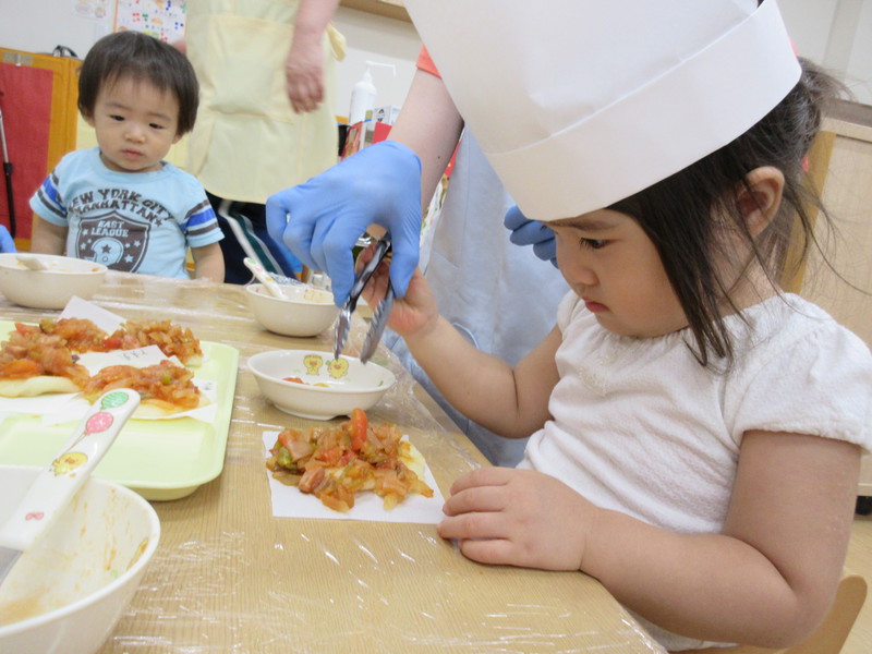 ピザづくりをしました♪真剣にトッピング中・・！