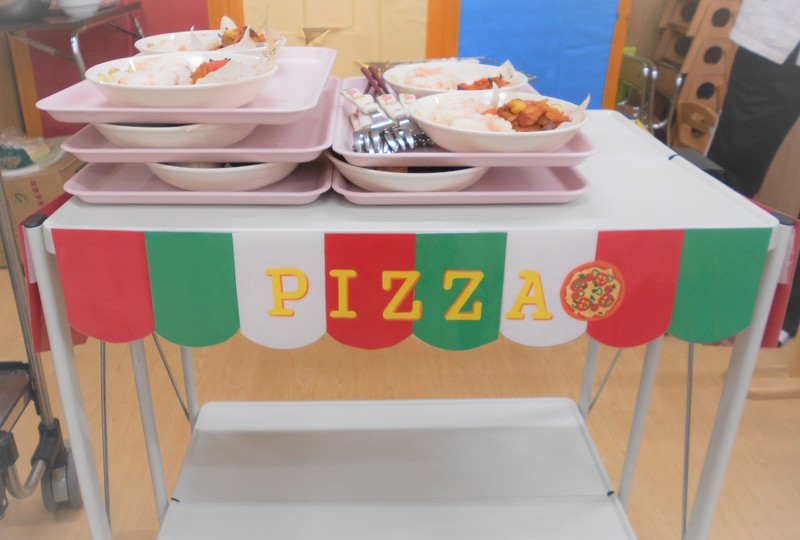 特製ピザワゴンにのってでてきました🍕