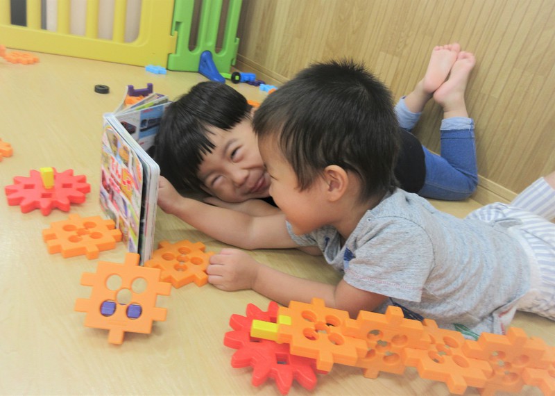 一緒に見るともっと楽しいね📚