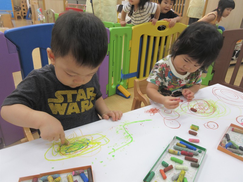 机いっぱいにぐるぐる書いたよ✎