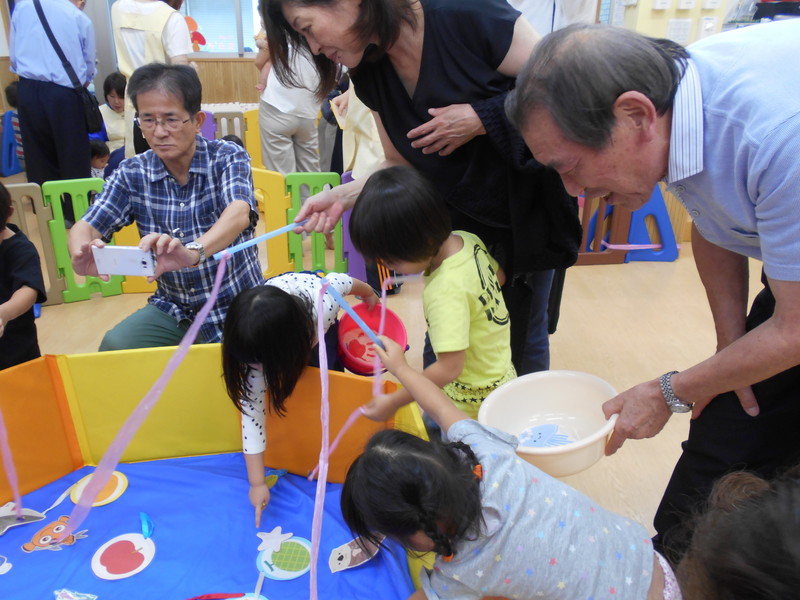 おじいちゃんおばあちゃんと一緒に魚釣り🐡