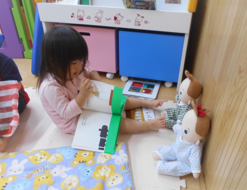 赤ちゃんたちに絵本の読み聞かせ💕