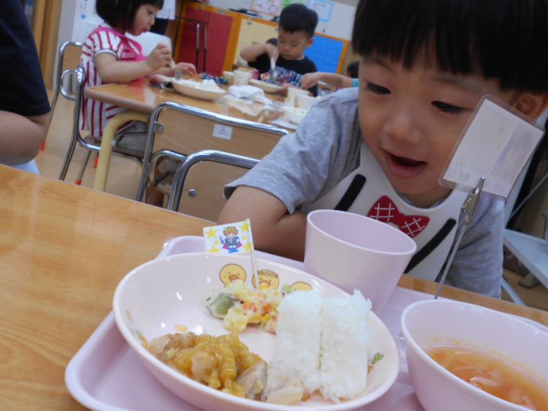 今日の給食はカレー王子の旗つき👑✨
