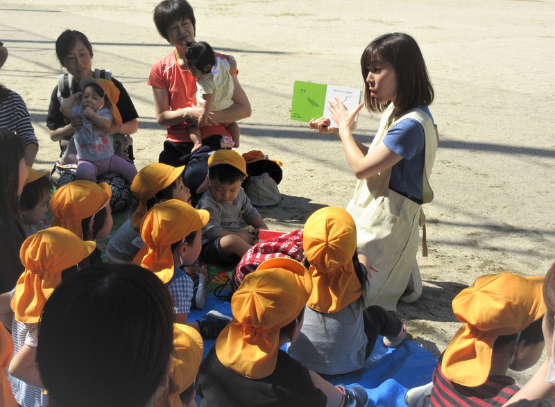 9月のひまわりっこはお外で絵本でした📖