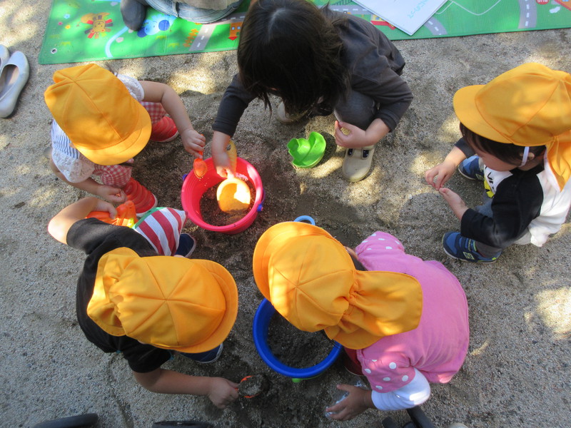 砂遊びにみんな夢中…☆