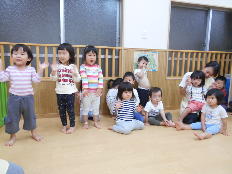 ハンドベルや歌の演奏のお礼に、手遊びを披露しました💕