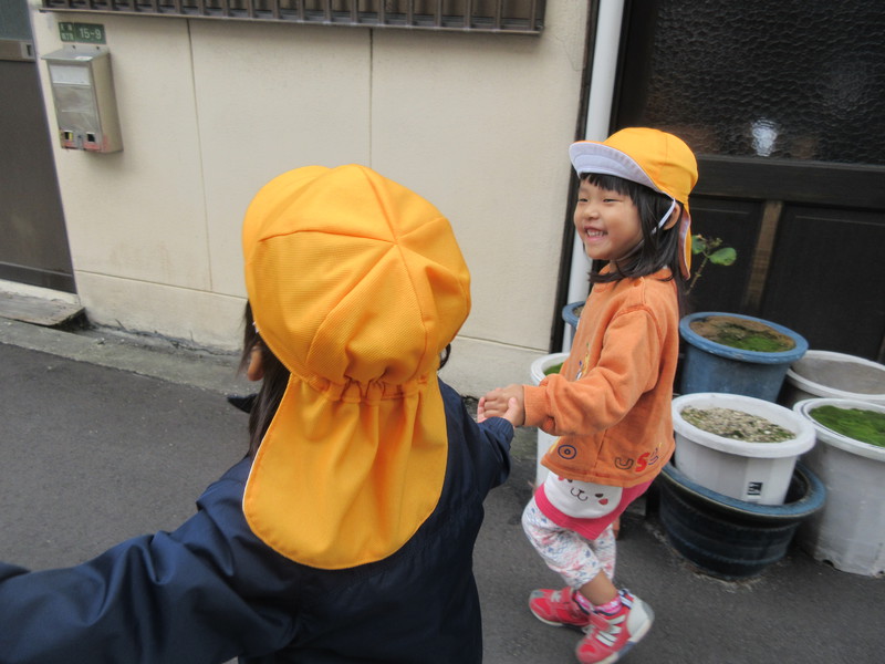 手を繋いでお散歩へ行くよ♪