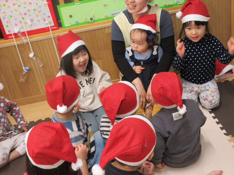 サンタさんとおそろいの帽子で歓迎するよ♪