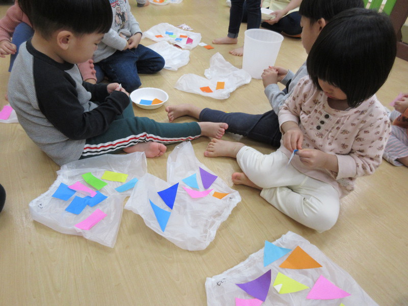 いろんな色を貼って鬼のパンツを作ったよ👹