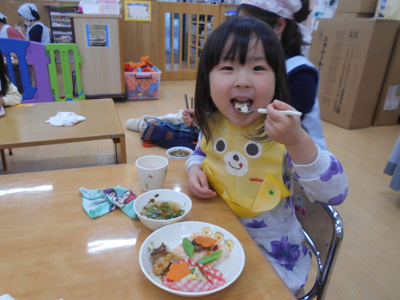 ひな祭りのお給食、嬉しいね🎎