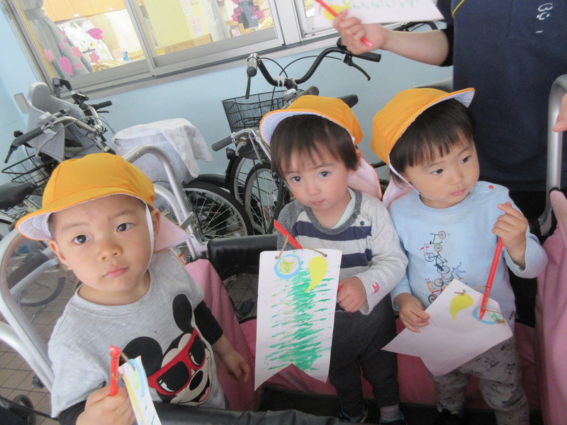 自分で作ったこいのぼりをもっていざ出発！