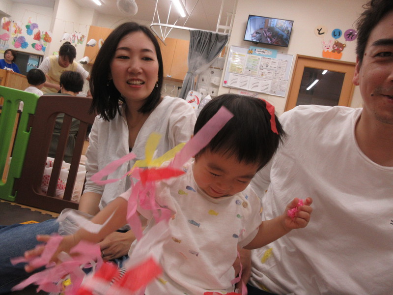 お花紙ふわふわ楽しいね♪