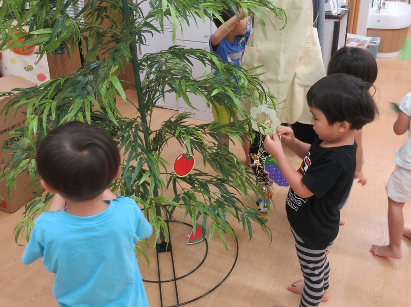 それぞれ好きな飾りを好きな場所に☆