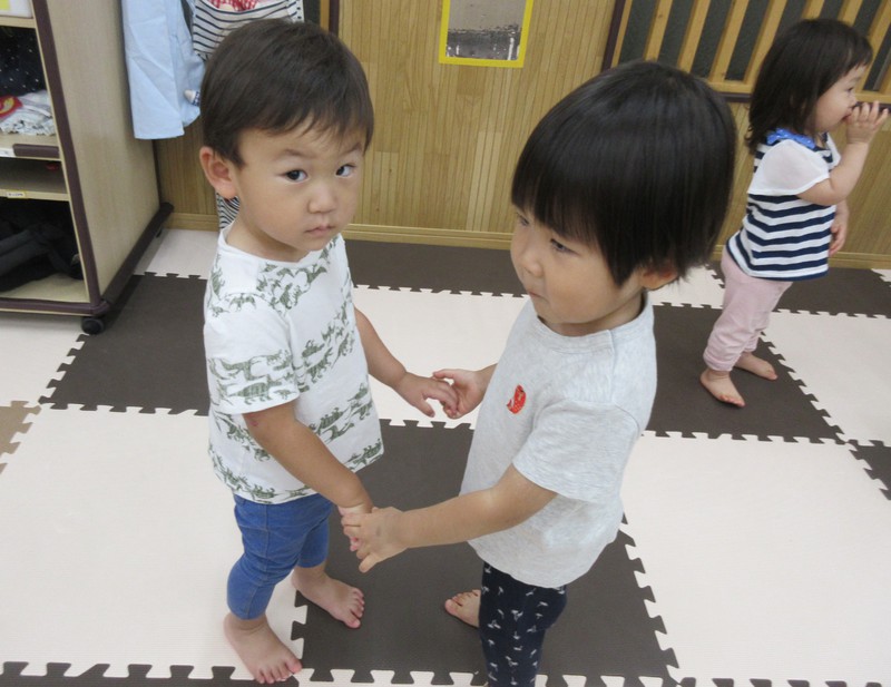 手を取り合って仲良し💕