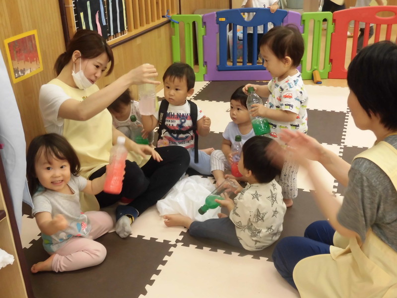 フリフリしたら色水！不思議！