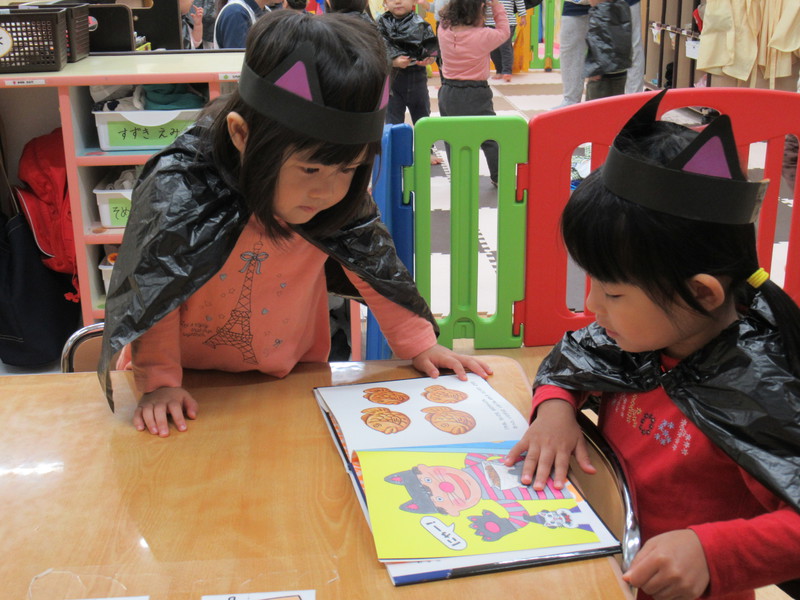 ハロウィンの本！見よう♪