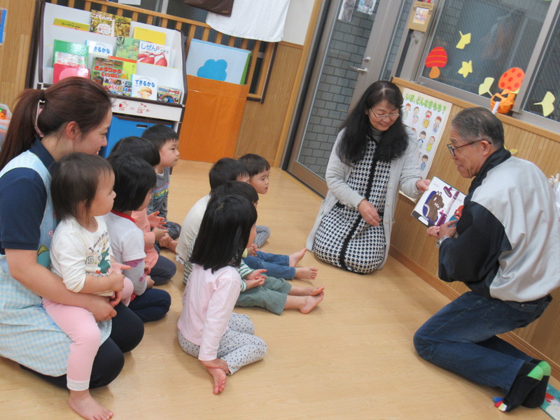 ふんふんサロンのダークおじさんたちがお話を読んでくれました☆