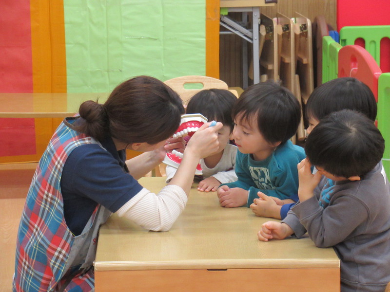 お口の中見てみよう♪（歯磨き）