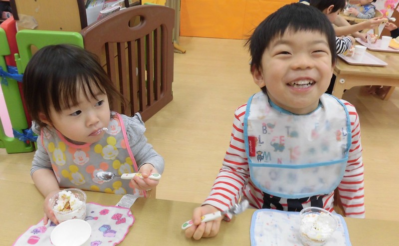 ひなまつりのパフェたべてるの♡