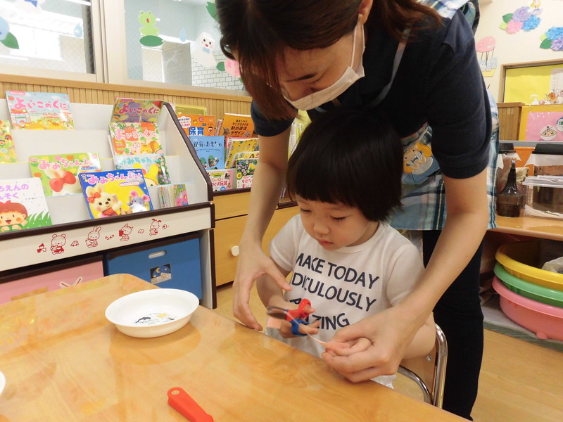 ハサミを使って制作に挑戦✂