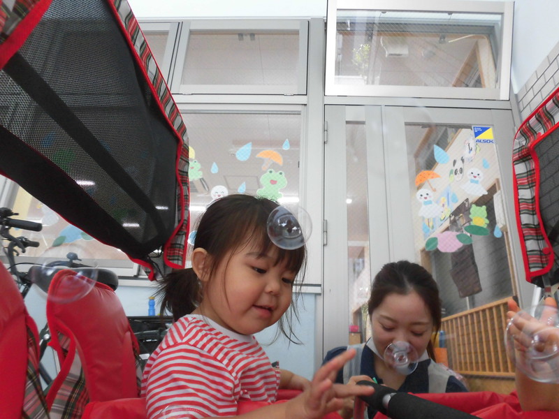 ふわふわのシャボン玉ににこにこ笑顔がが見れました。