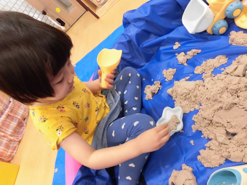 お部屋で砂遊び🎵
