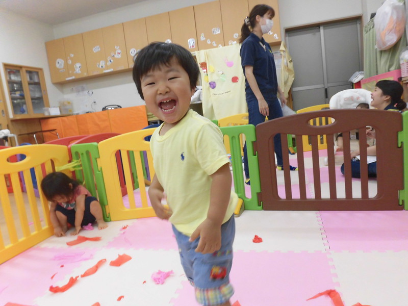 お花紙ひらひらたのしいね💕