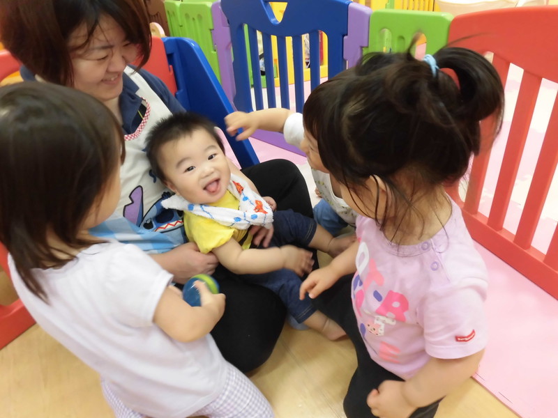 お兄ちゃん、お姉ちゃん達に囲まれて嬉しいね★