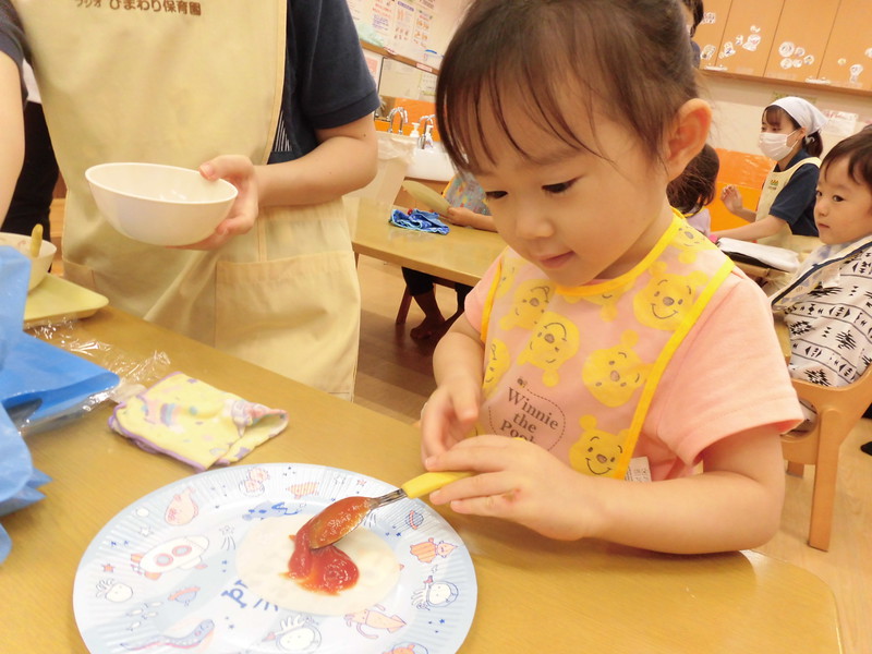 ソースをぬりぬり🍅