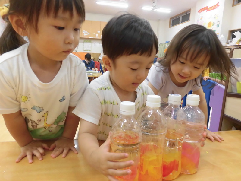 お花紙で色水ができたよ✨