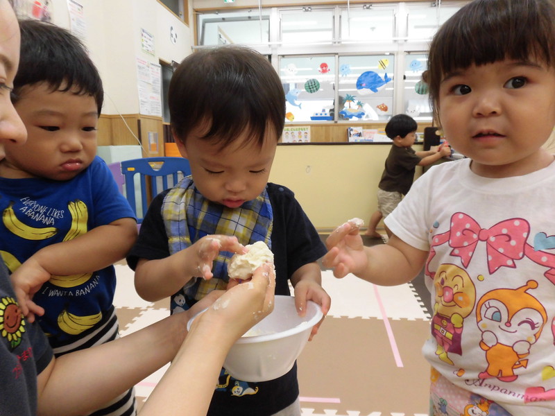 みんなで小麦粉ねんどさわってみたよ👉