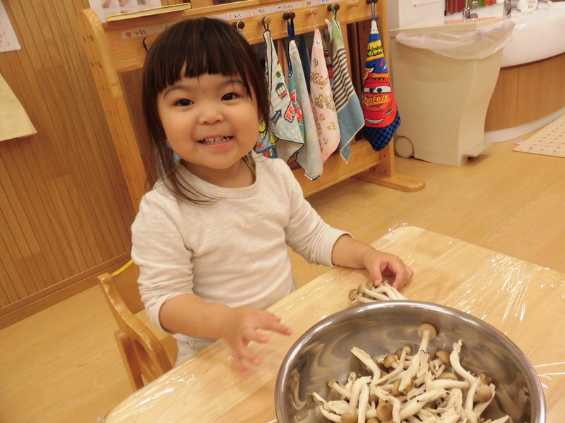 きのこをほぐしてお手伝い🍄