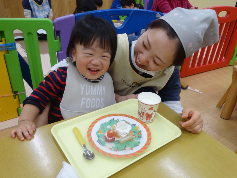 今日のおやつはクリスマスケーキ😊