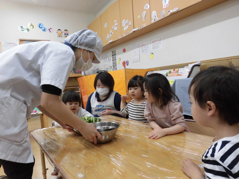 エンドウ豆の皮むきをするよ✨