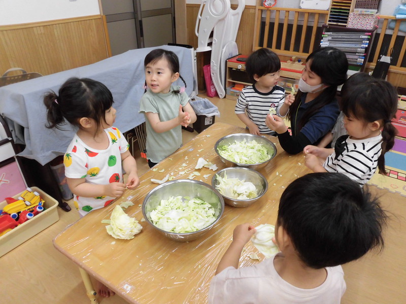 みんなでちぎってお手伝い🍳