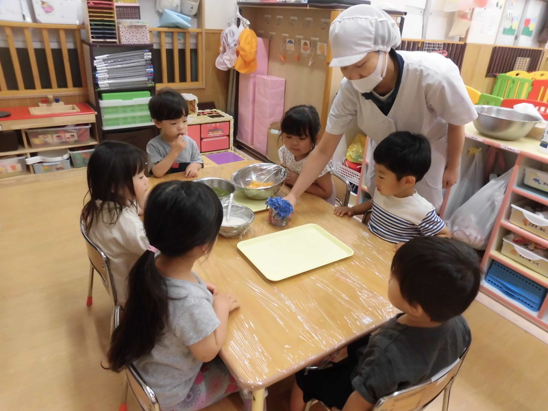 本物のお花を見ながら盛り付け🌼