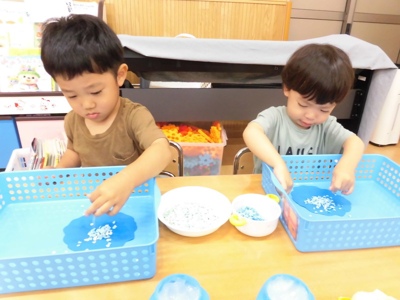 つぶつぶを振りかけてあじさいに💕