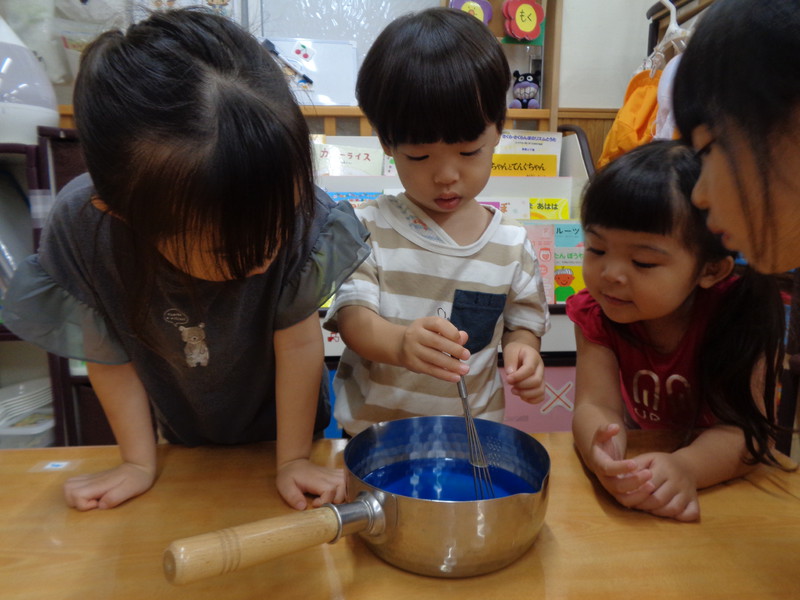 寒天あそびの準備をお手伝い✨