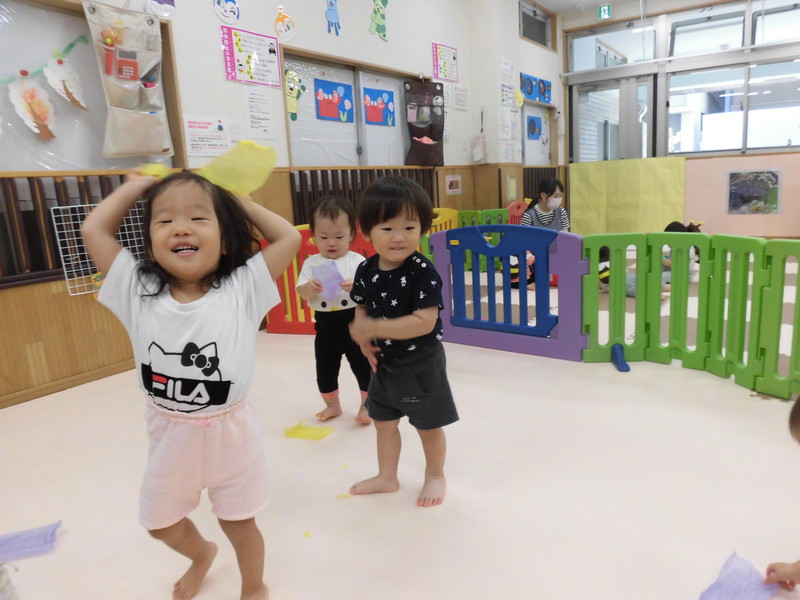 お花紙ひらひら楽しいね💕