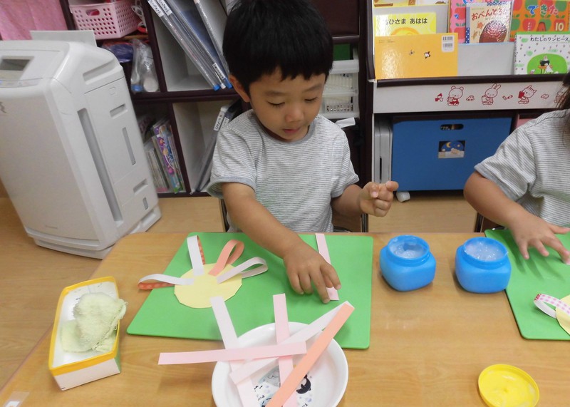 コスモスの花びらをぺたぺた🌼