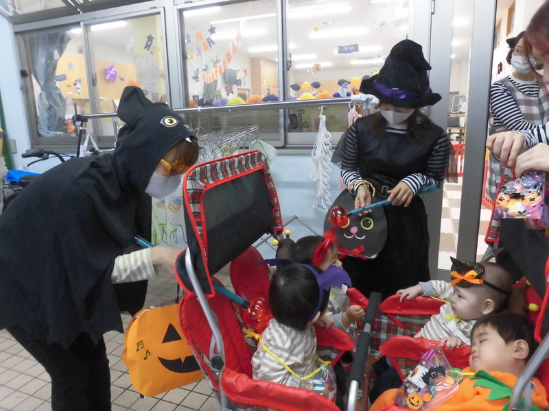 魔女さんとコウモリさんにお菓子もらったよ🍭