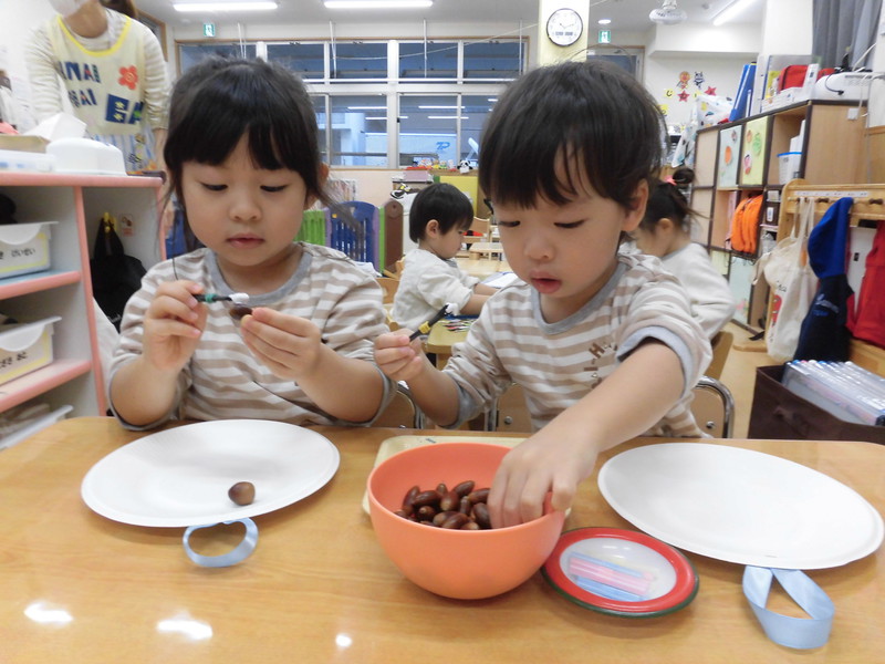 どんぐりでお顔をつくるよ🍁