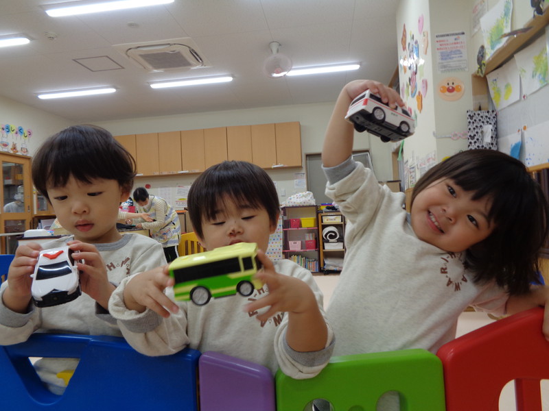 新しいおもちゃだよ🚙✨