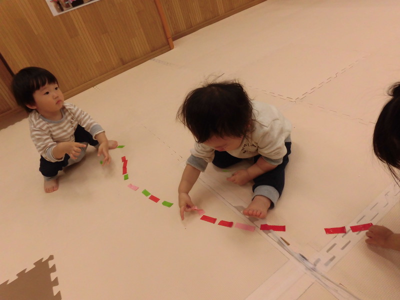 ぺたぺた貼って線路ができたよ🚃