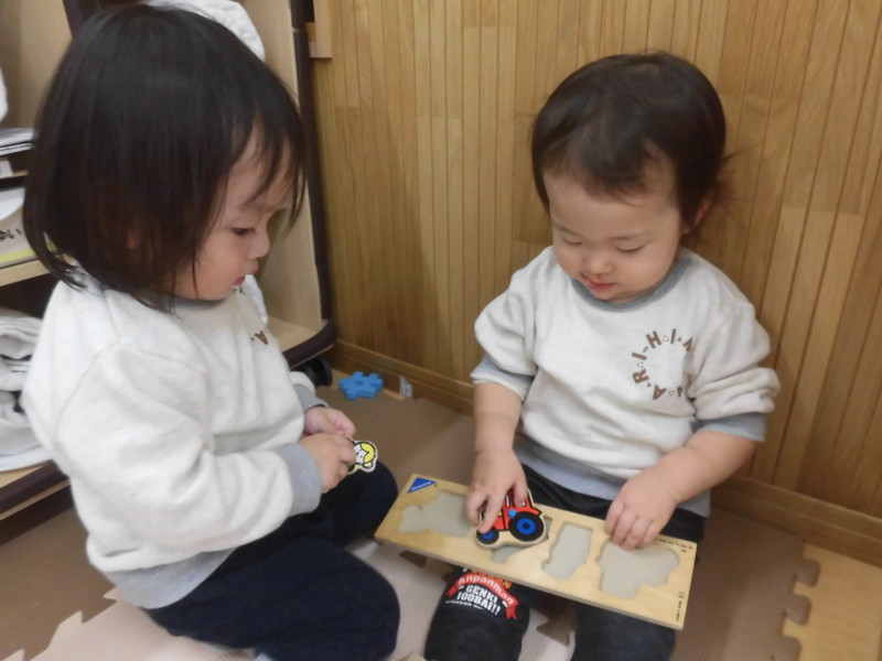 ふたり一緒に仲良くパズル💕