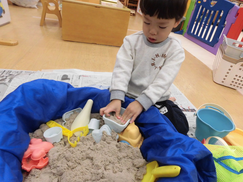お部屋で砂遊び🎵