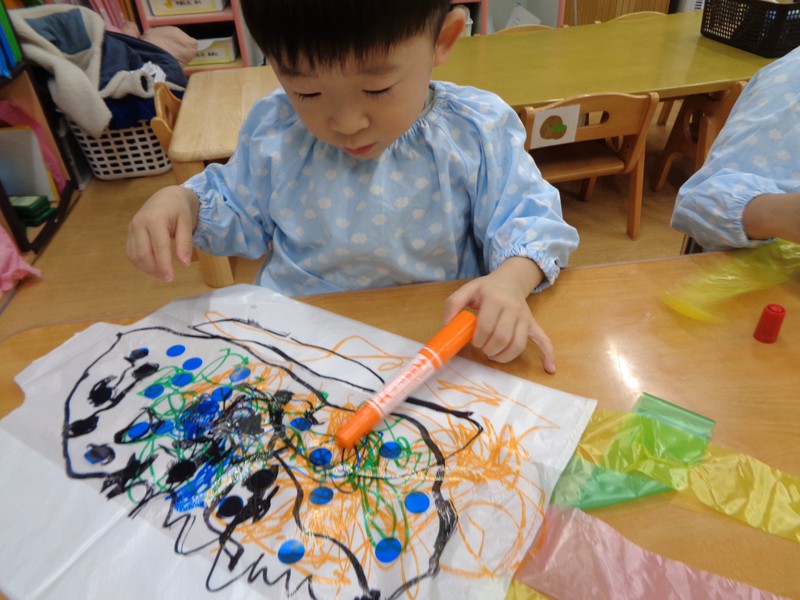 手作りの凧にデコレーション🖍